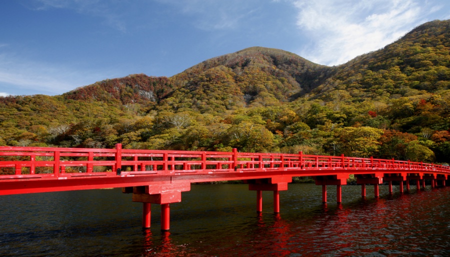 赤城神社から黒檜山を見上げる